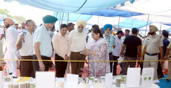 Dr. Kamal Kumar Garg visiting Mela Stalls with Dr. JPS Gill VC and Officials